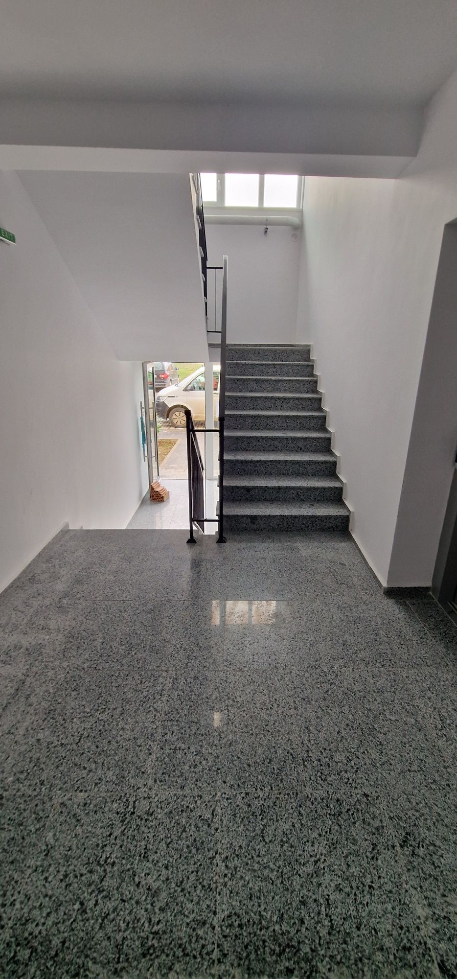 Ap. 3 camere 71 mp. utili, terasă  9 mp., balcon 3.39, boxă, parcare!