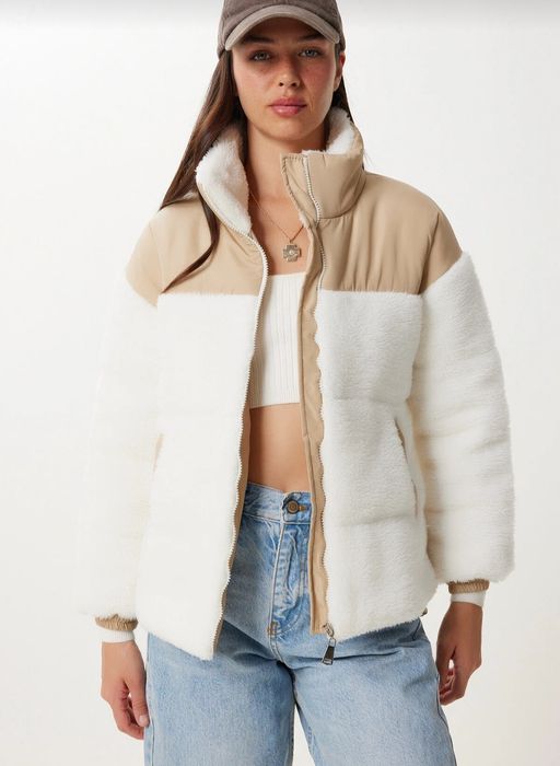 Дамско пухено яке бяло и бежово Ново