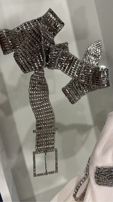 Vand curea cu diamante, noua