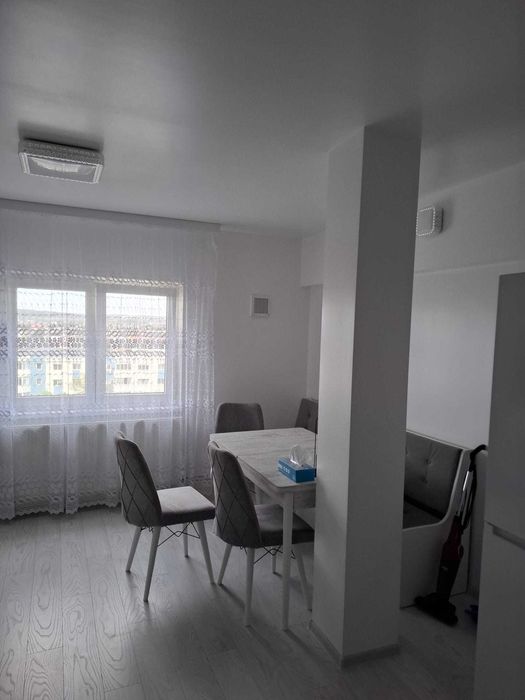 Inchiriez apartament decomandat zona Ciuperca