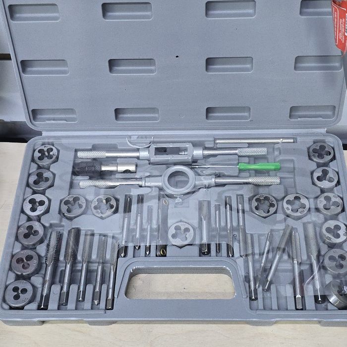 Набор ключей инструментов для открывание резьбы. Метчик в кейсе токарь