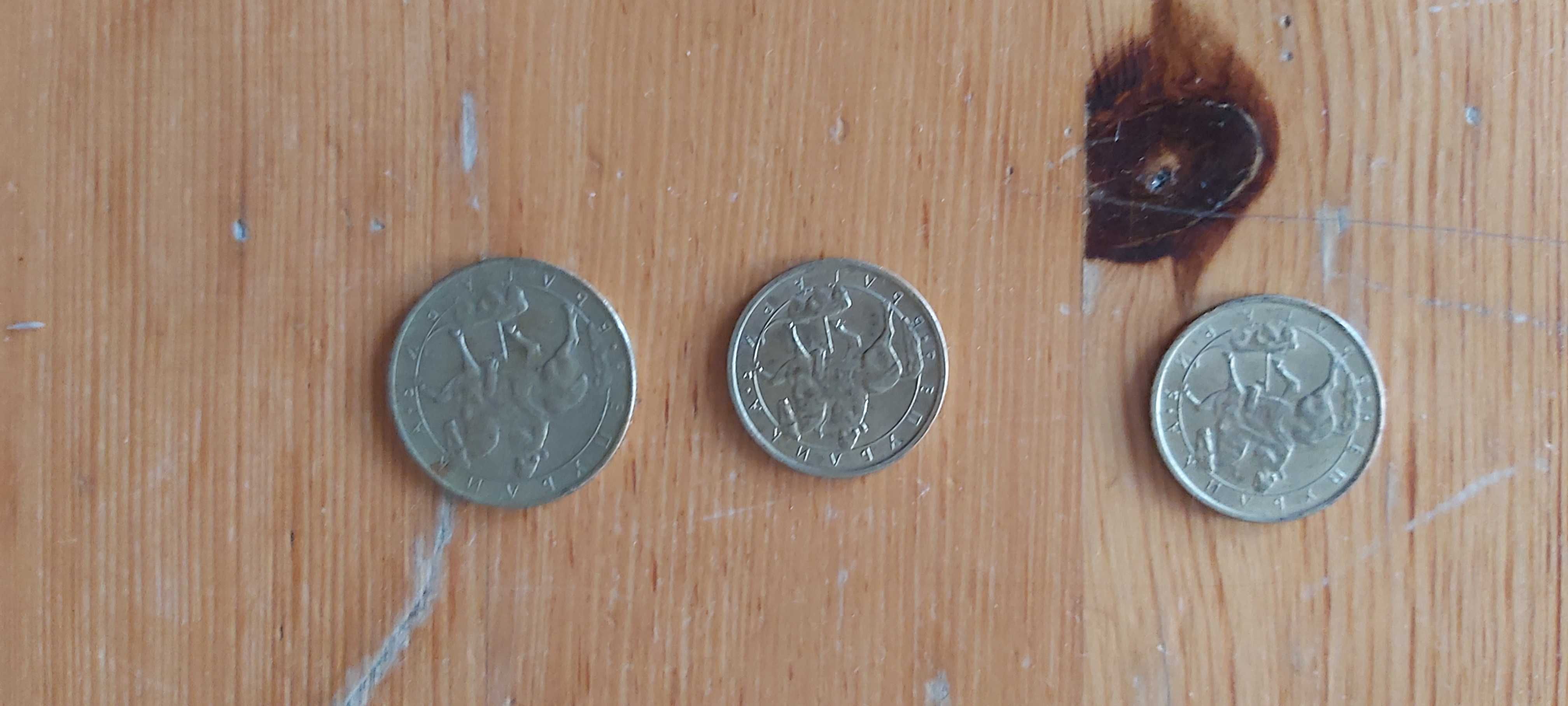 Продавам три монети от 1 и 5 лева от 1992 година.