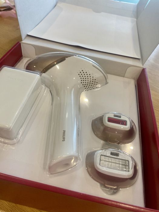 Фотоепилатор Philips Lumea 9900