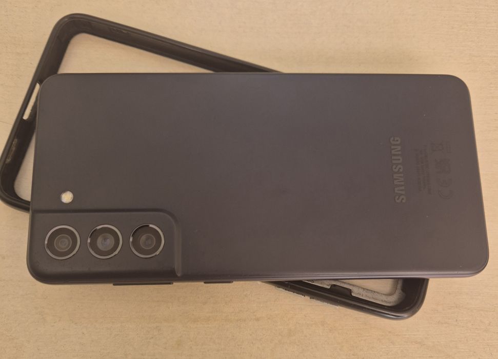 Продавам Samsung Galaxy S21 FE с 128GB вградена памет и 6GB RAM.