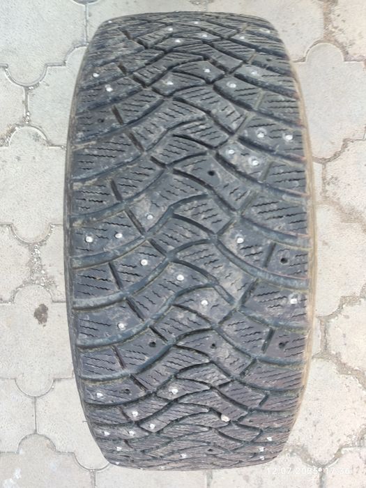 Продается зимняя шипованная шина Dunlop SP WINTER ICE03 235/45 R18 98T