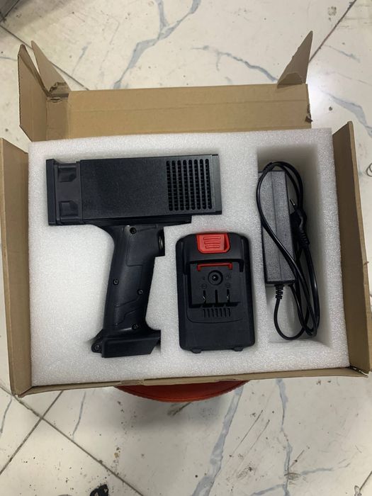 ультрафиолетовая лампа telpilla fonar kraska sepilganini ko'rsatadi