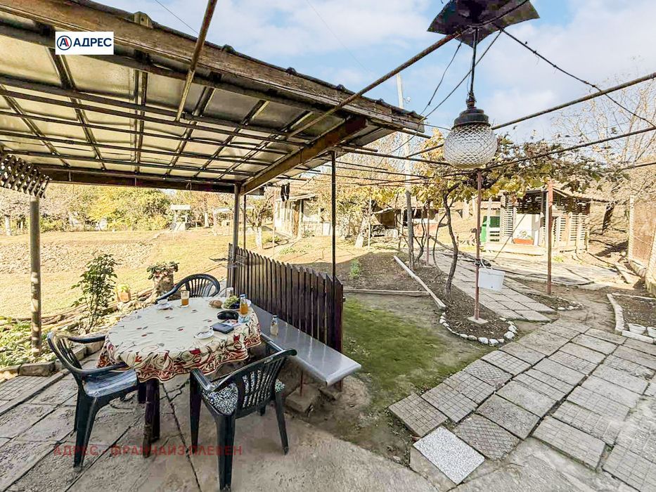 Къща в Плевен, област-с.Бръшляница площ 132 цена 38000