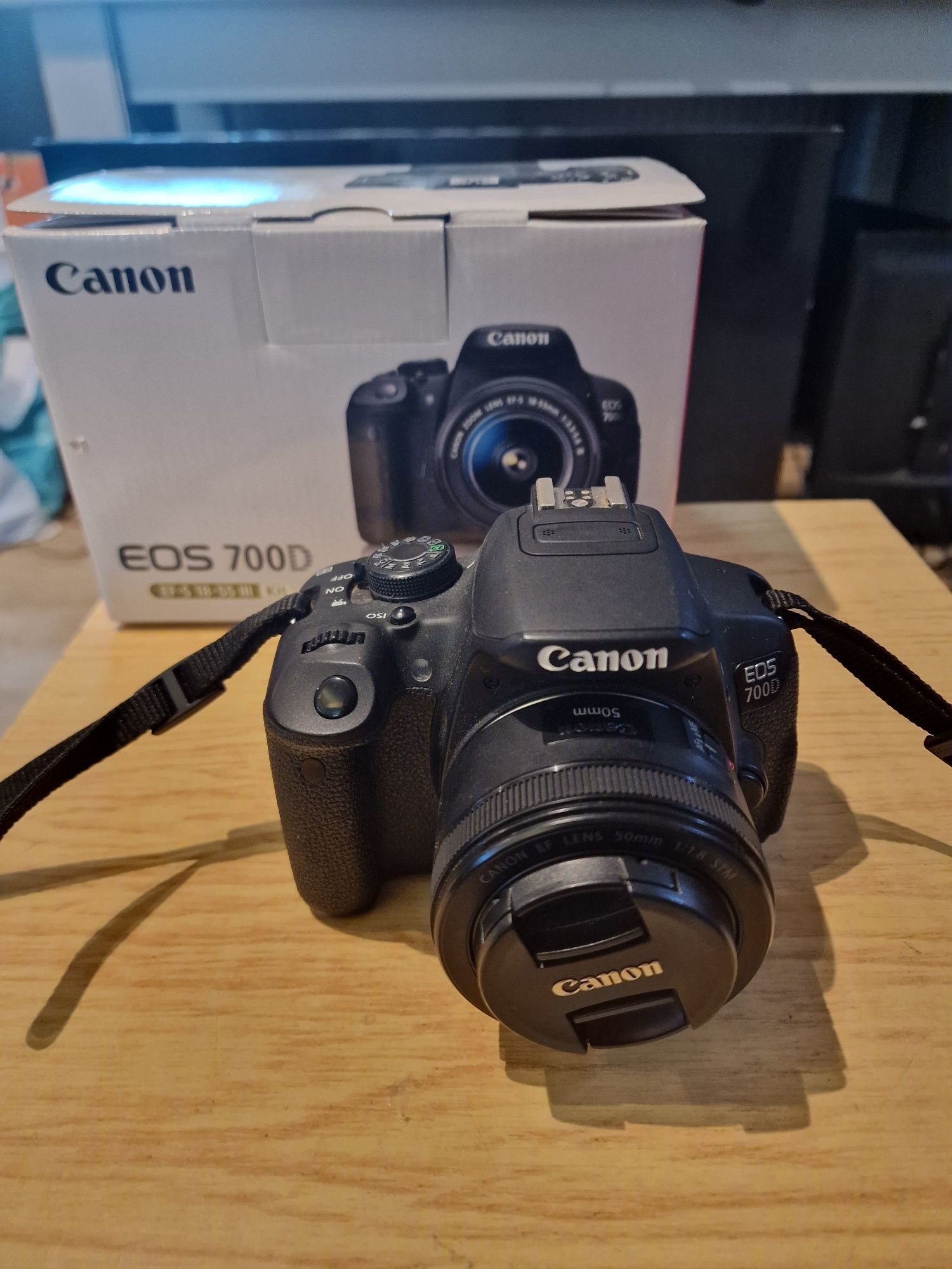 Aparat Foto Canon 700D 
Obiectiv Fix 50mm
Cutie si incarcator 

Pret: