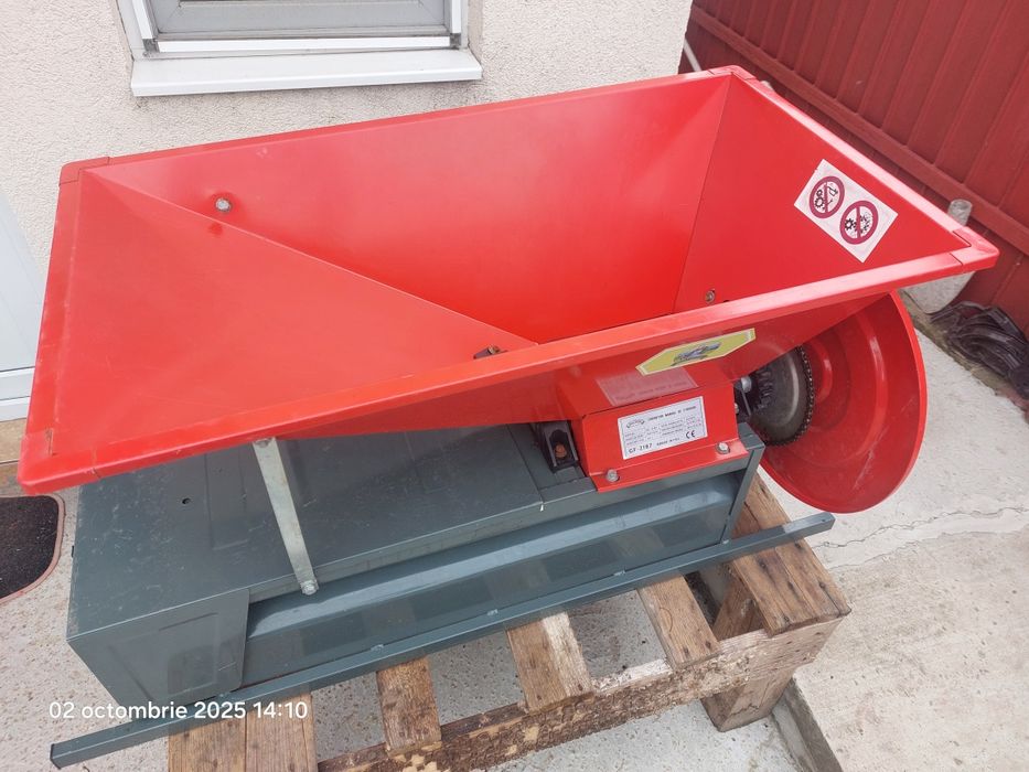 Vând zdrobitor-deschiorcinator struguri