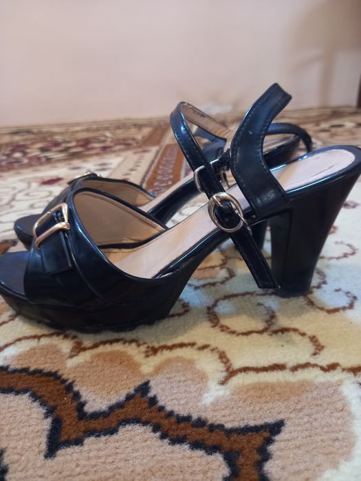 Ayollar oyoq kiyimi sotiladi