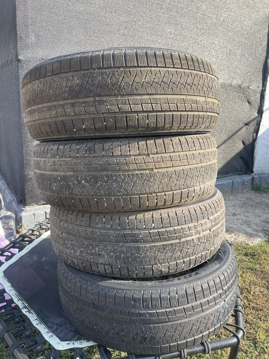 Продам зимнюю резину 235/55R19.  105v