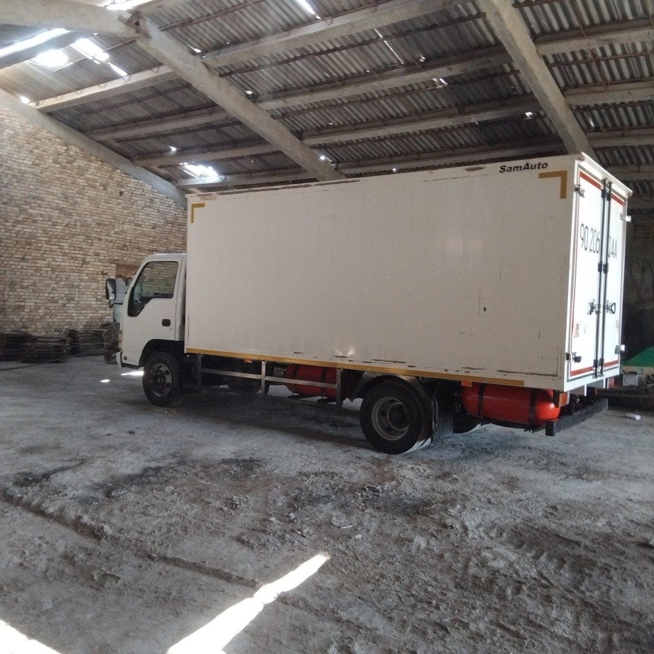 Isuzu NQR sotiladi