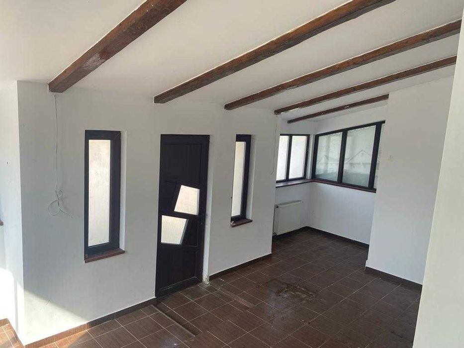 Vilă - spaţiu comercial/clinică medicală parter si apartament etaj.