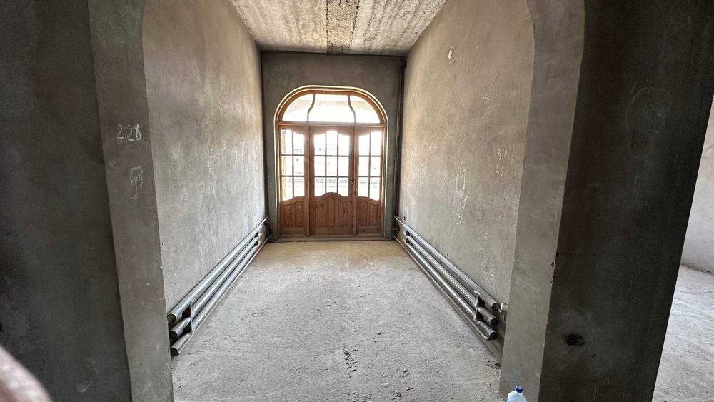 2 каватли 4 сотихли ховли сотилади.