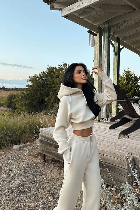 Дамски екипи в два цвята