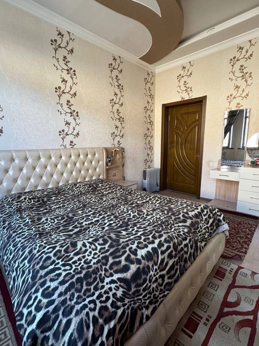 Срочно!! Продаётся дом - 4 соток , 8 комнат. улица Эркин