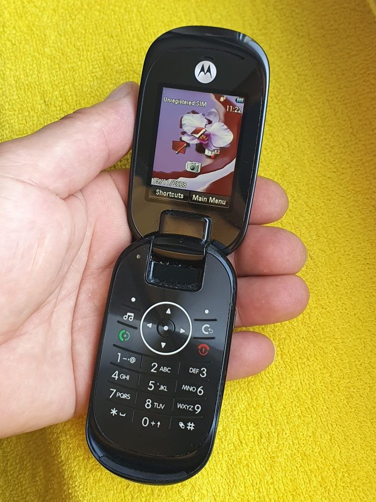 Telefon Motorola cu clapeta cu incarcator