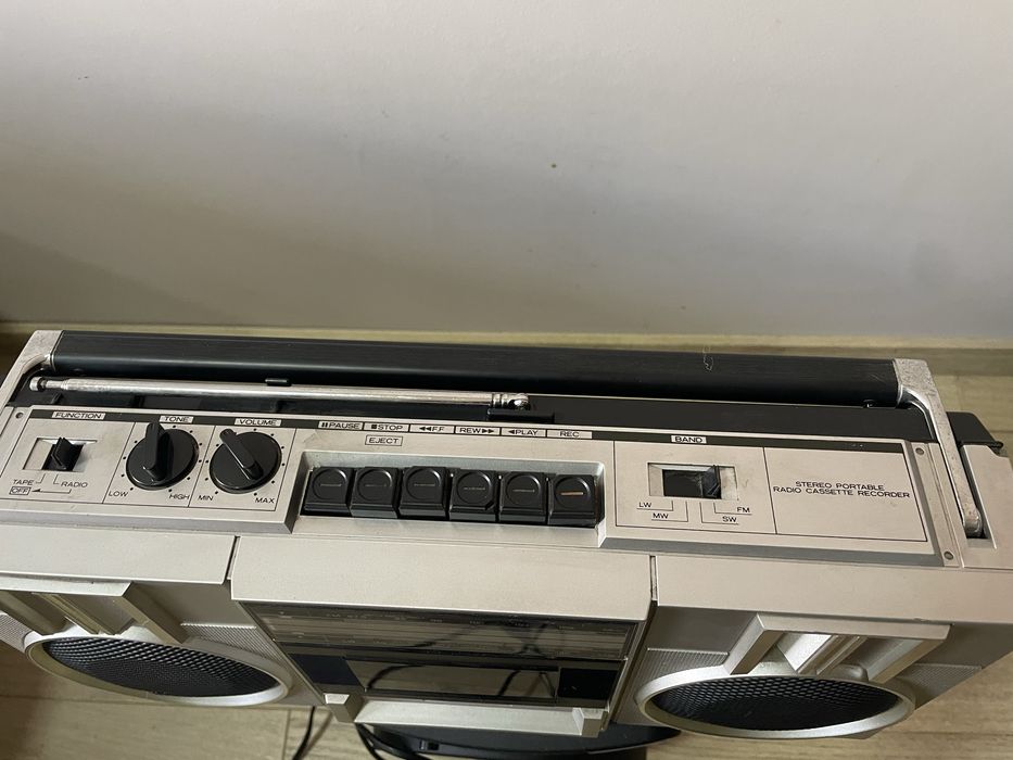 Продавам касетофон HITACHI