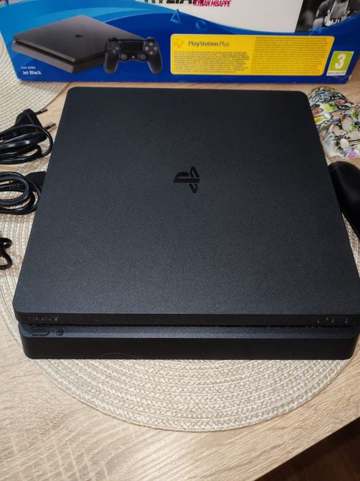 Play Station 4 - 500 GB + 6 jocuri