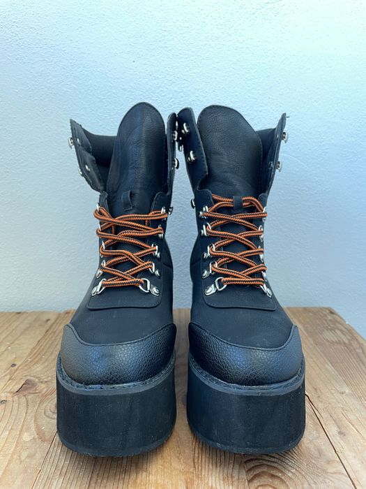 Bocanci negri cu șiret, damă