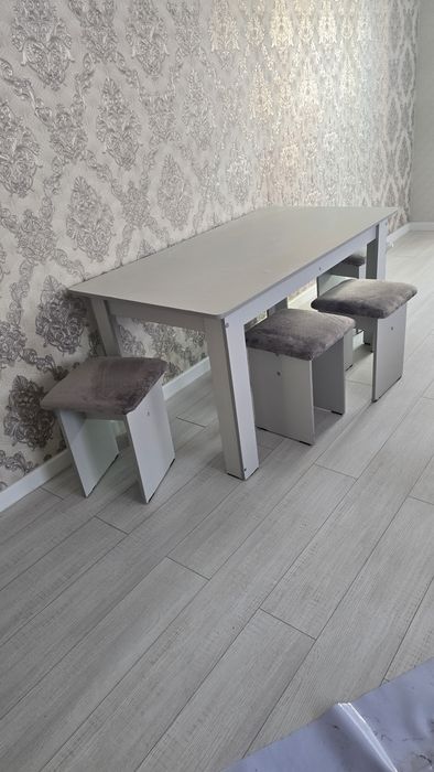 Стол с табуретками