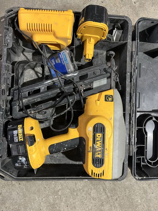 Акумулаторен такер Dewalt