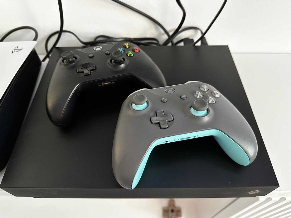 Xbox one X + 2 controllere + 8 jocuri