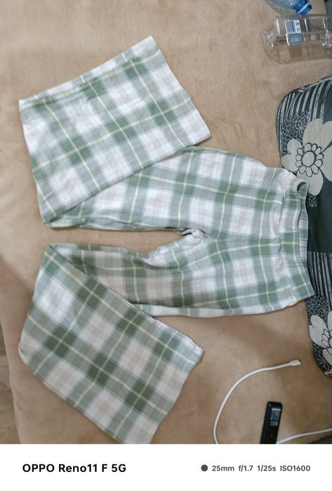 Pantaloni lungi , evazați , in carouri