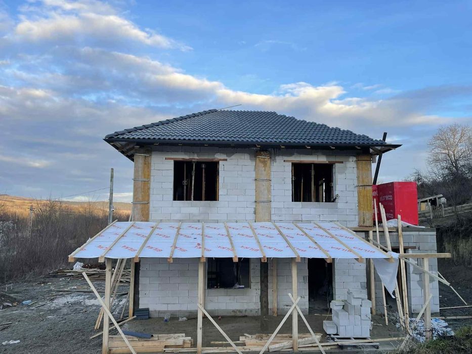 Suntem o firma dedicată construcției și renovării acoperișurilor. Echi