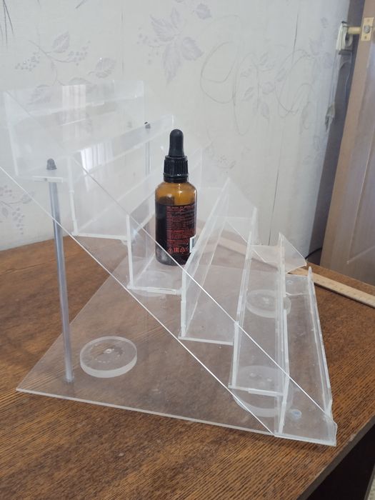 Горка из оргстекла, полка для лака.