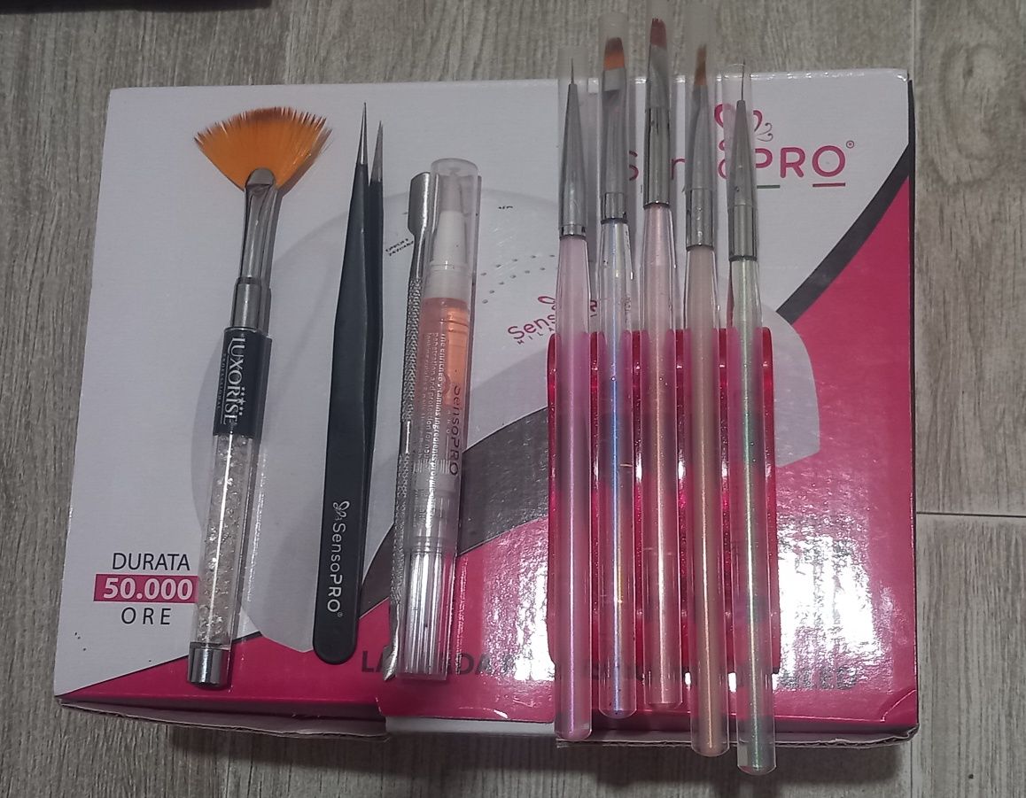 Vând kit de unghii cu gel