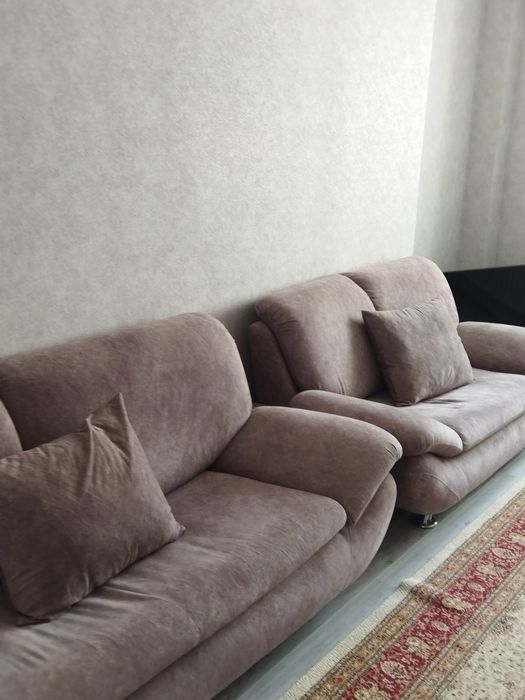 Комплект из двух диванов,кресло и подушки