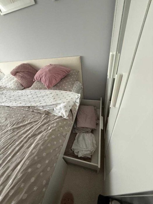 Голяма (206/166cm)запазена спалня ИКЕА с матрак и табла