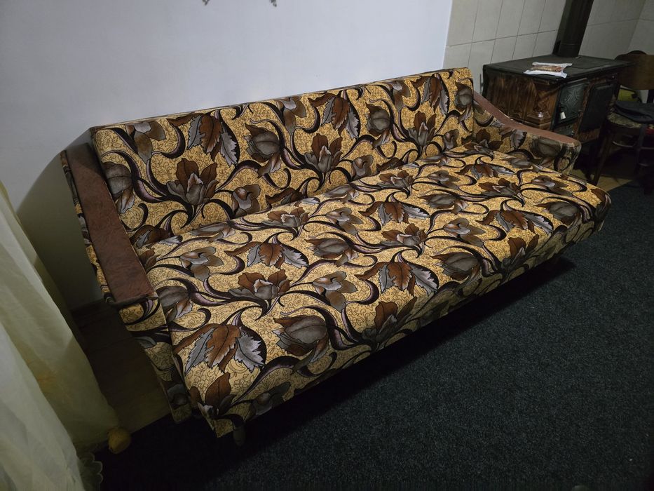 Canapea extensibilă! Pret 200 lei.