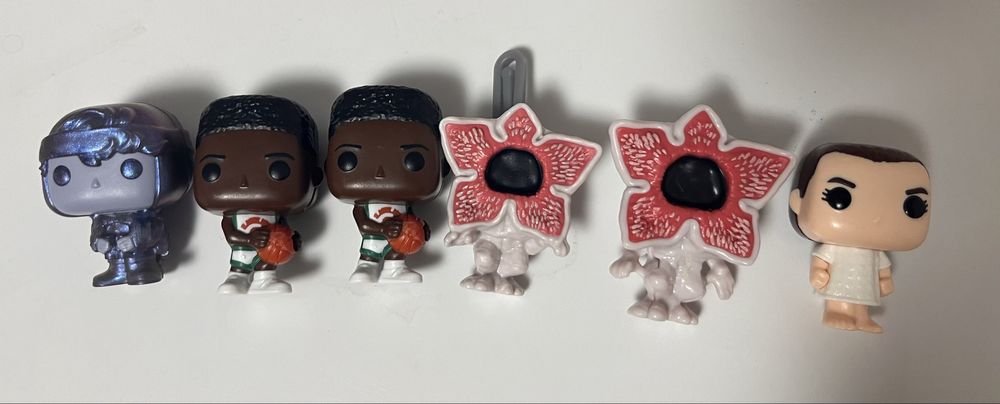 Фигурки киндер джой очень странные дела.