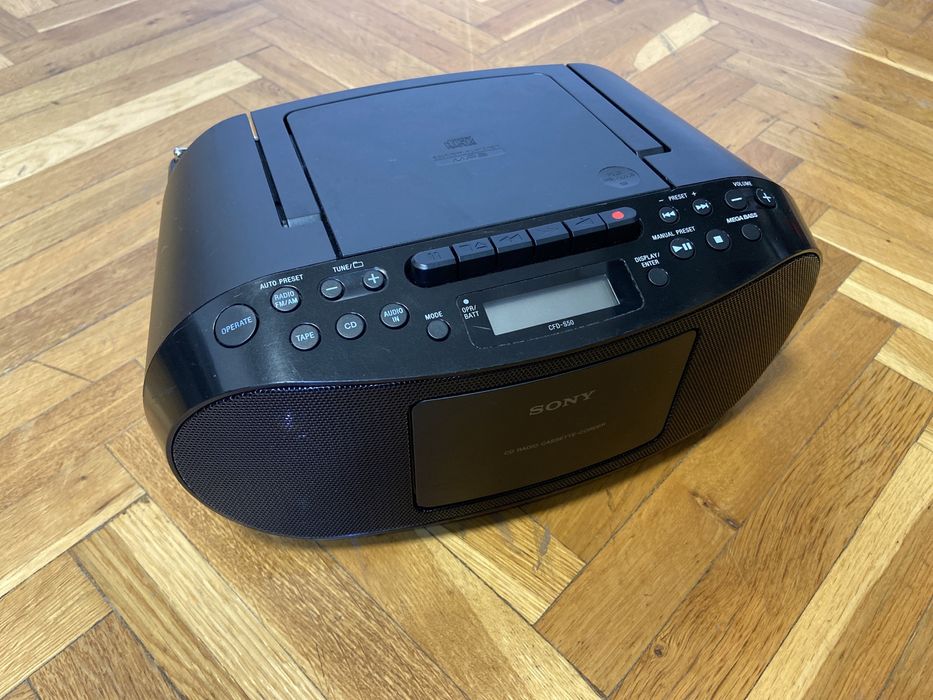 Radio-CD Sony CFD-S50, baterii/cablu, citeste MP3 si are intrare audio