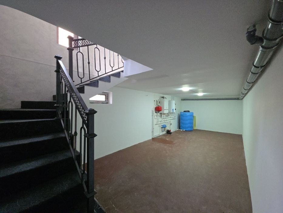 Участок махалля Чорток 3.4 сотки 6 комнат 4 санузла + холл и подвал