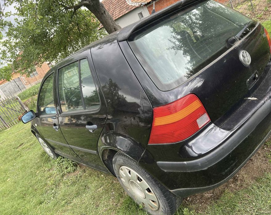 VW Golf 4 – 1.6 16V – pentru piese sau reparații