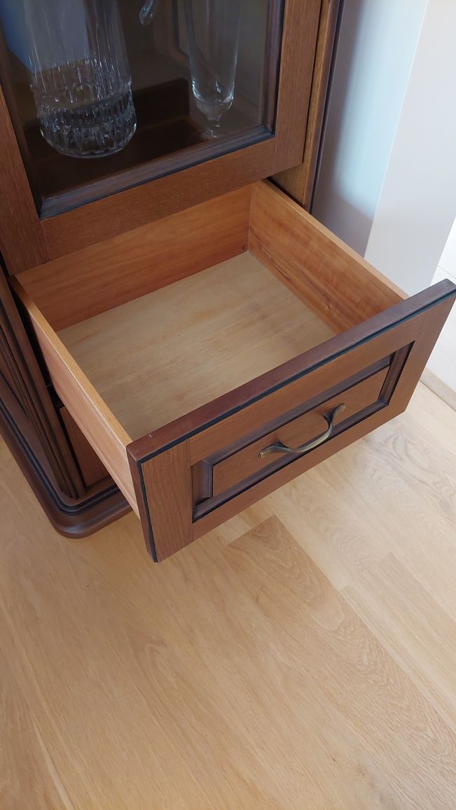 Шкаф витрина в класически стил MDF