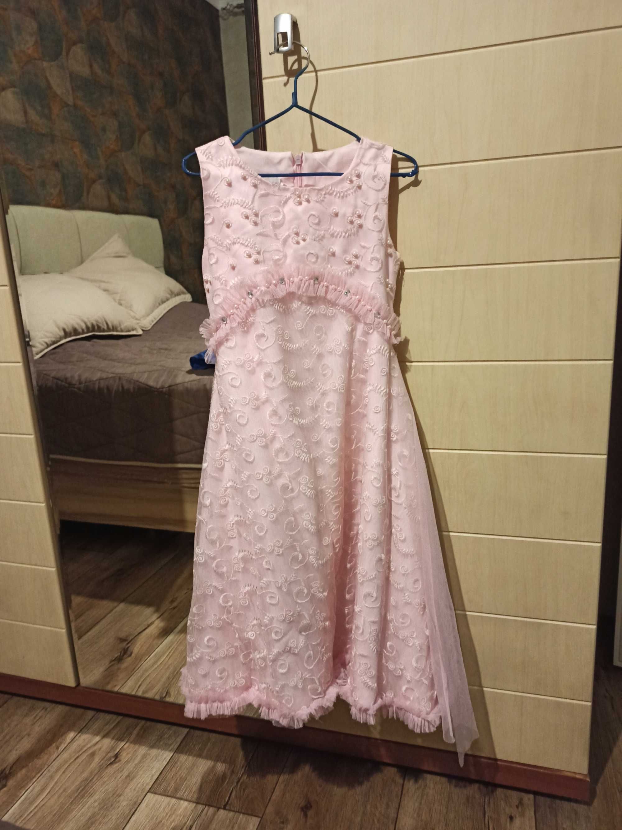 Итальянское Платье нежно розовое, вышивка бисер.Возраст 6-8 лет.