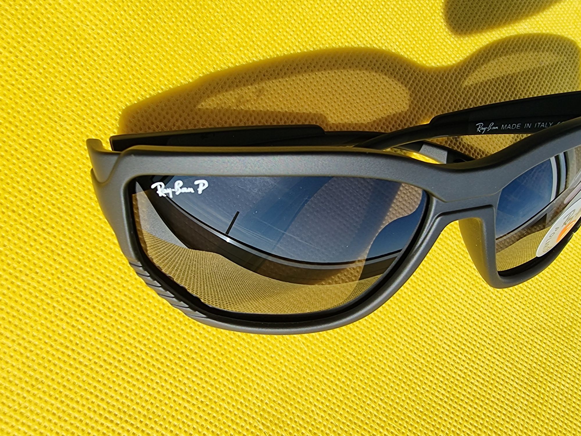 Ochelari de soare Ray-Ban RB4366 Ferrari Edition, polarizați