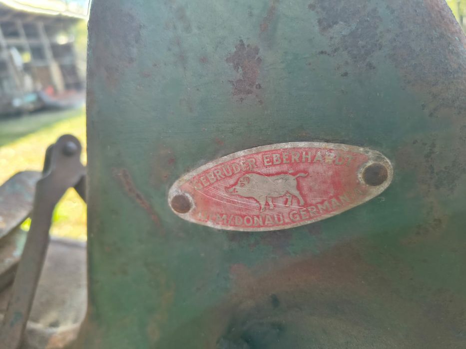 Plug reversibil cu două brazde