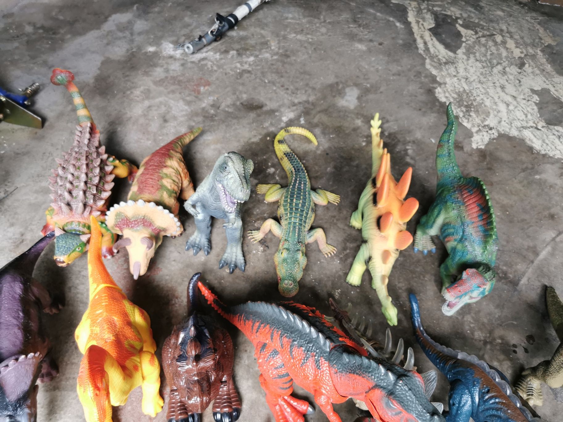 Jucării dinozauri de jucărie