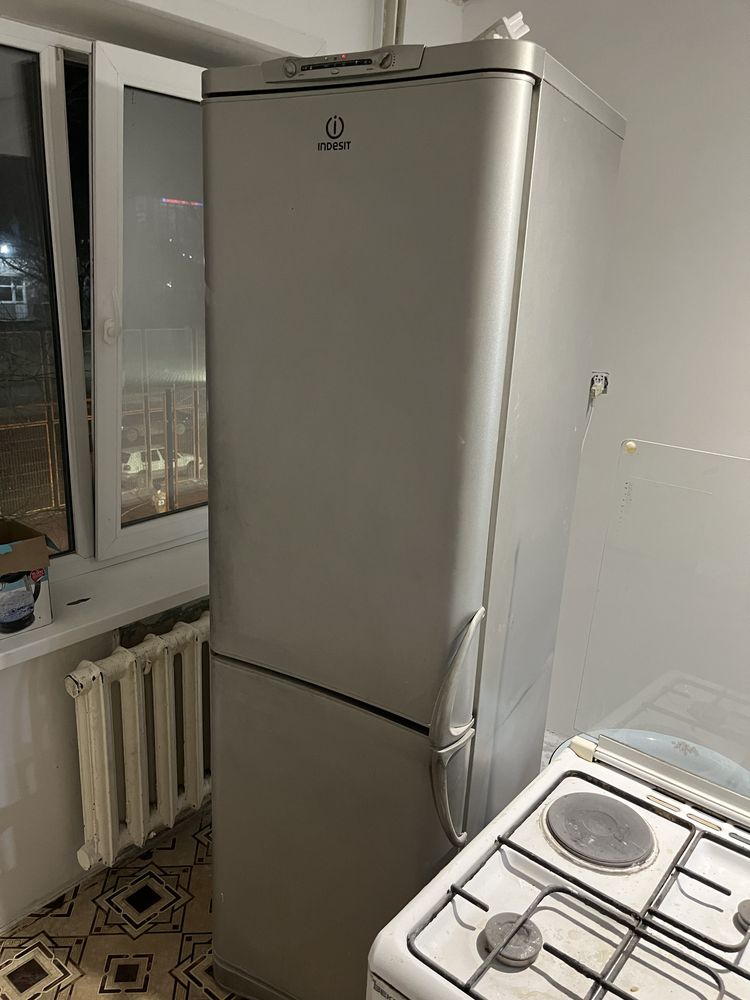 Холодильник  indesit