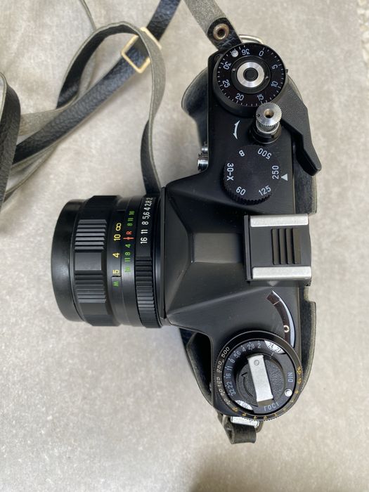 Продавам чисто нов фотоапарат Zenit ET + обектив Helios 44M