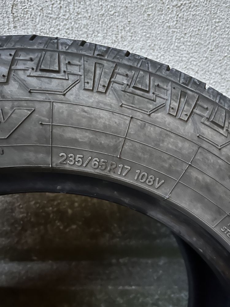 Продавам 4 гуми  Toyo 235/65/17