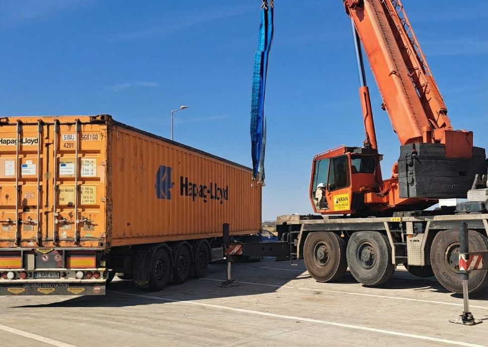 Vindem Containere 6m (20ft) si 12m (40ft) – Oferim Transport si Macara