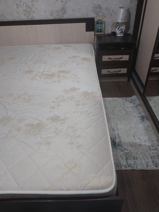 Продам Кровать и две тумбы