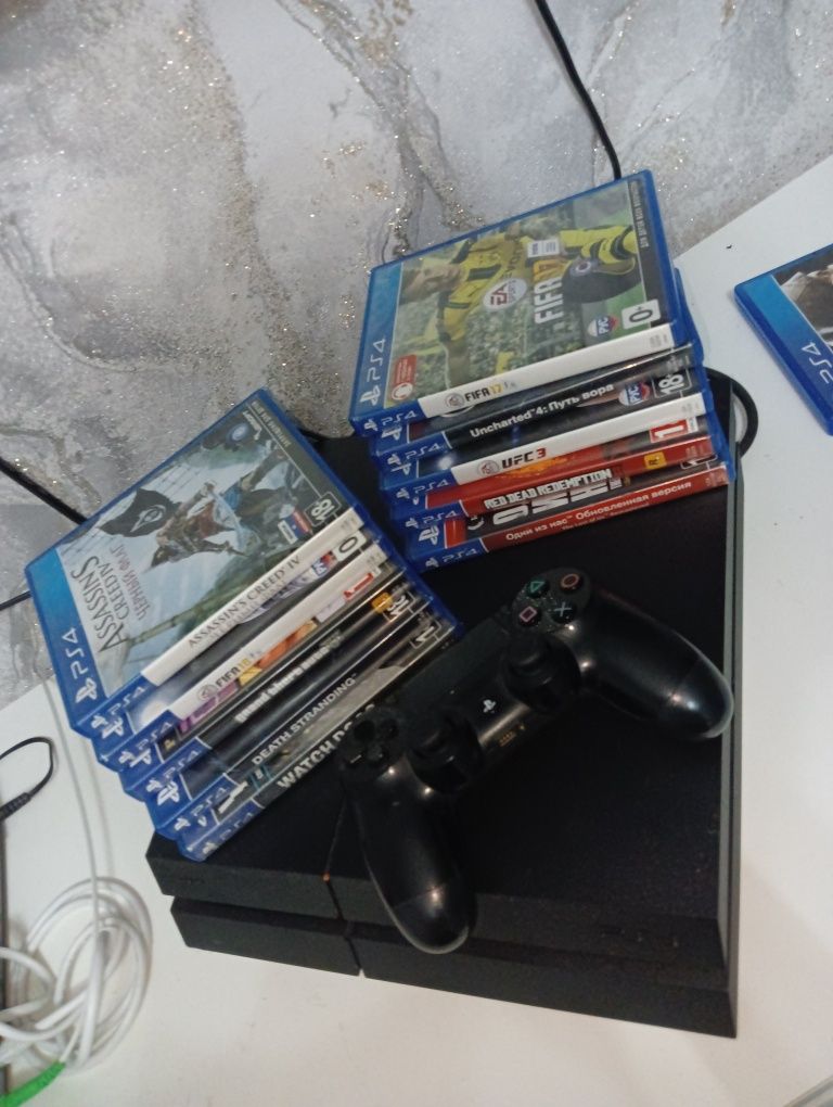 Продам PlayStation 4 с играми