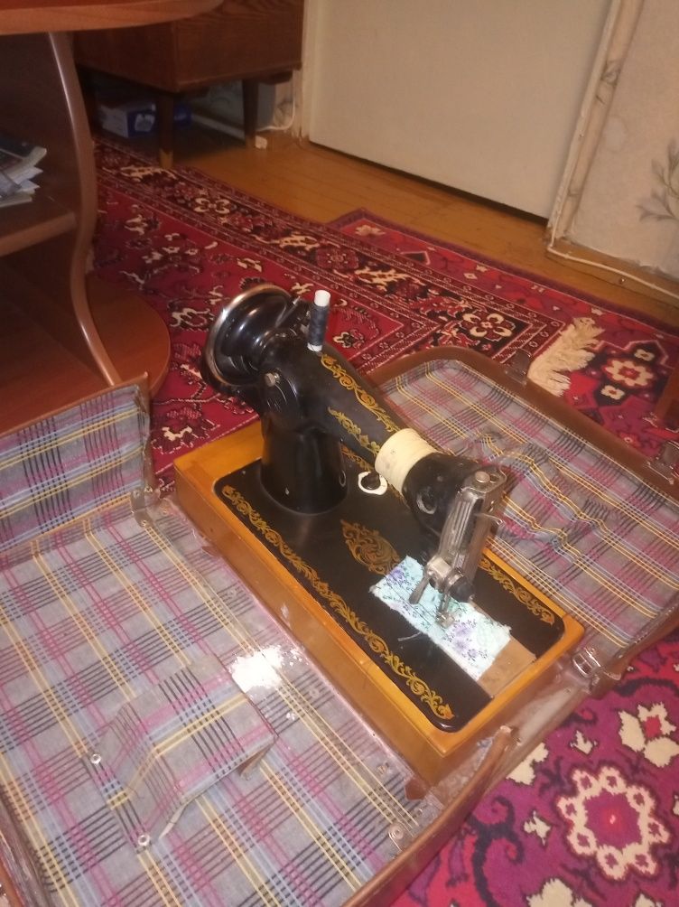 Продам швейную машинку